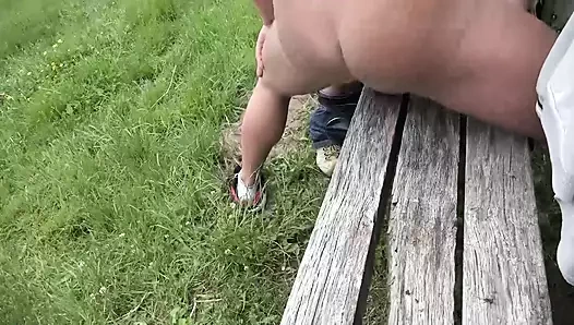 Tombul Alman sarışın açık havada iki yarağı memnun ediyor