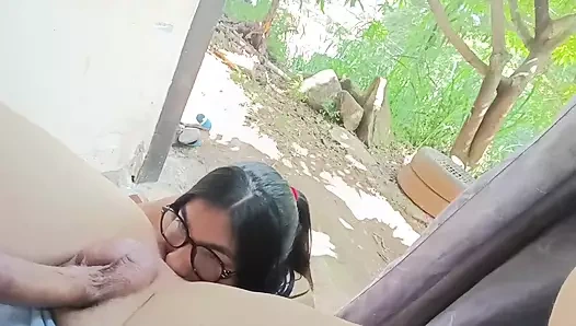 Bahsi kaybediyorum ve onun götünü emiyor.. Ve dölünü gözlüğüme atıyor.. evin bahçesinde