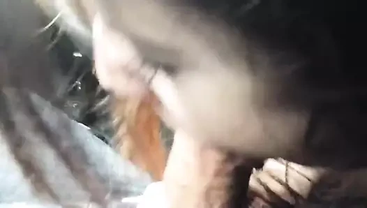 Beyaz sürtük arabada sikimi emiyor