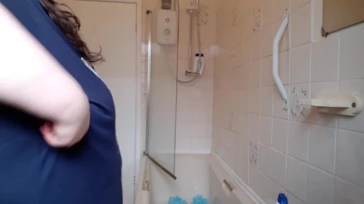 Ssbbw göbek ve vücut sallıyor