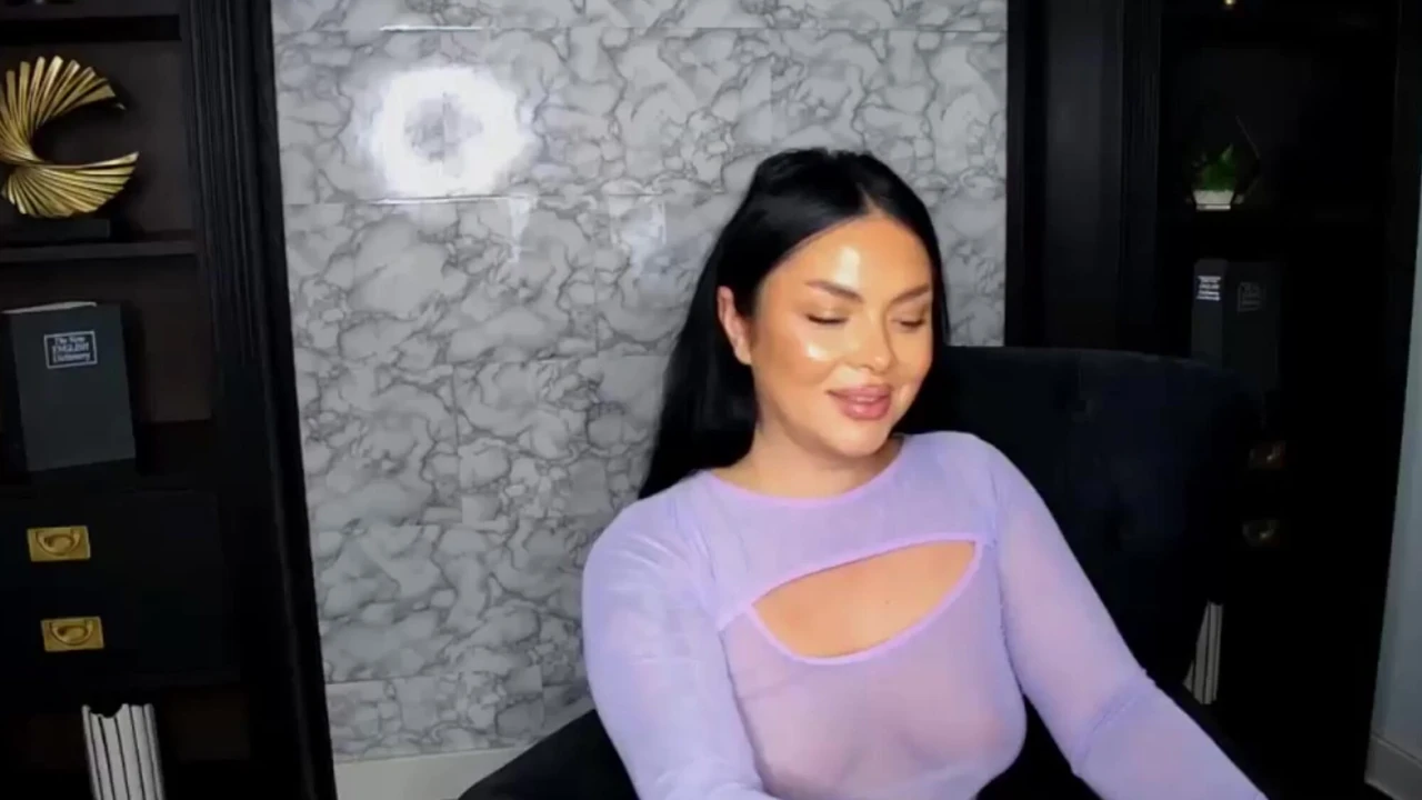Ateşli orta yaşlı seksi kadın findom imparatoriçe yüksek topuklu ayakkabılara tapıyor ve cüzdan boşaltıyor