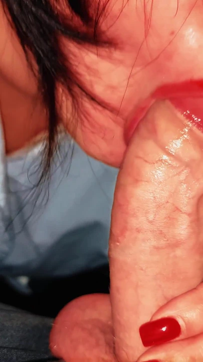 Tatlı Bakış açısı Ve Kenarlama: Gözlüklü Alman Esmer, Orgazm Olmaya Tutkuyla Emiyor Ta Ki Boşalana Kadar