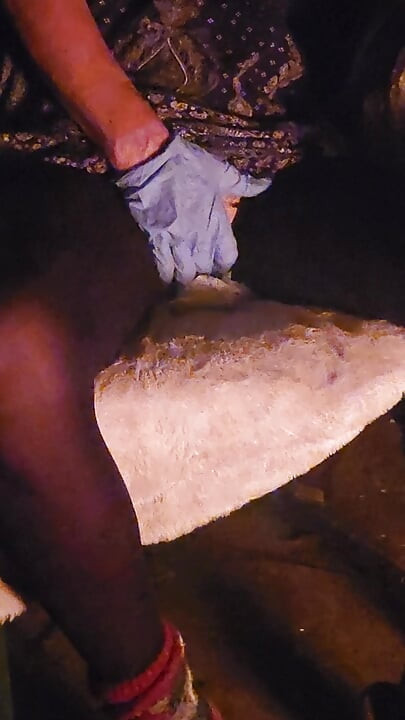 Goode girl akşam parmaklamanın tadını çıkarıyor ve arka bahçede ateşte kendini sikiyor