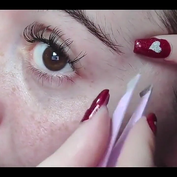 Kaşlarımı cımbızlıyorum yakın çekim