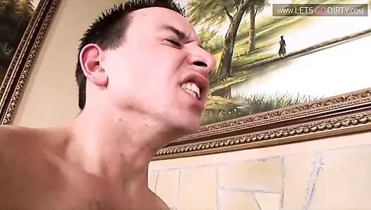 Cüce sert bir yarağı emiyor ve sonra yatakta sert sikişiyor