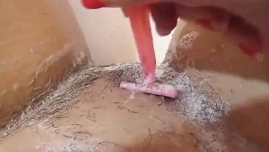 Tıraşsız amcık, göt, koltuk altı, bacaklar