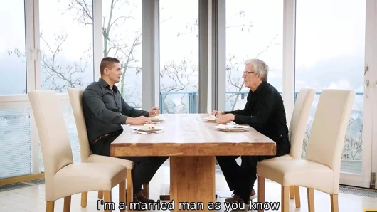 CUCK4K. Yaşlı koca, arkadaşından ateşli büyük memeli karısını sikmesini istedi