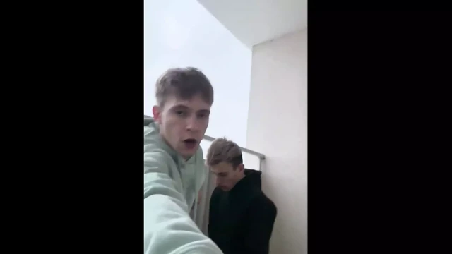 Два твинка ебутся на лестничной площадке