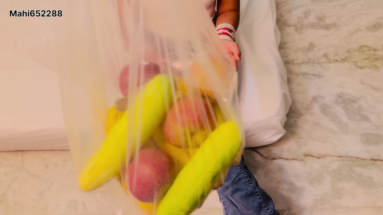 jeens wali bhabhi ko fruit dene jaakar mera lalach aa gaya dekhkar phir bhabhi ko pata kar choda