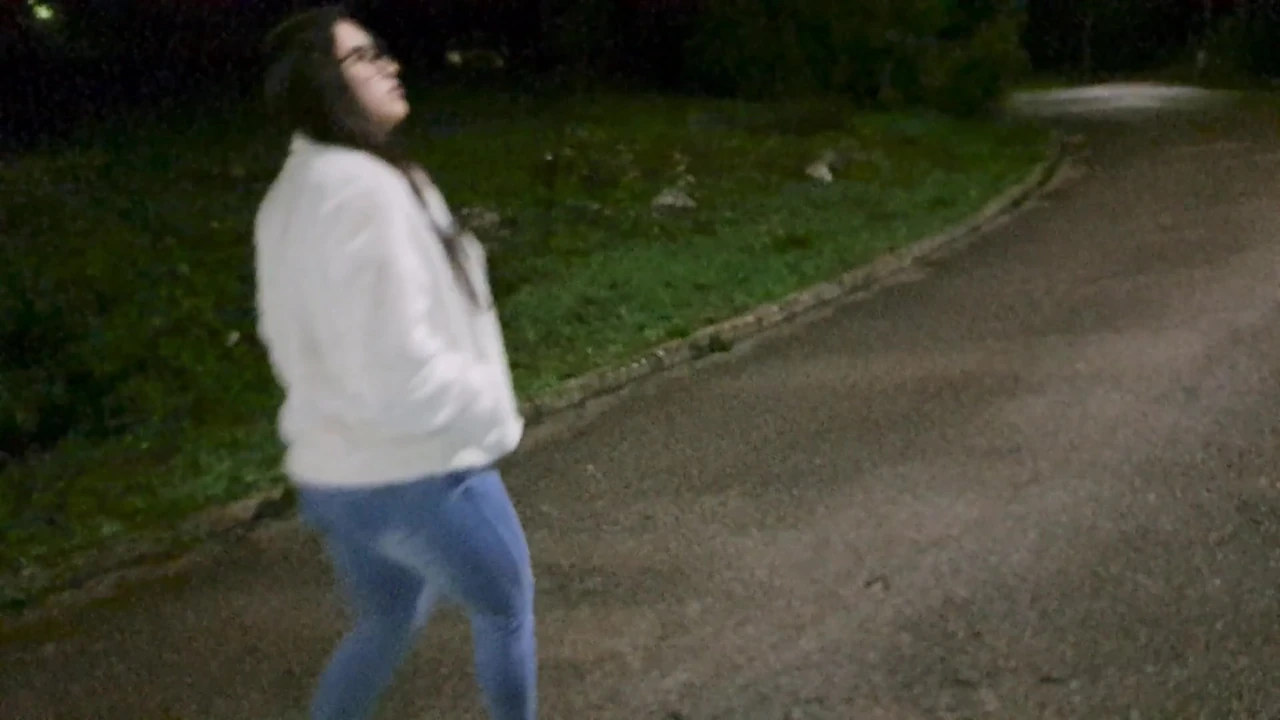 सौतेली बहन देता है एक मुख-मैथुन जबकि ले जा रही एक चलना में के जंगल सड़क पर