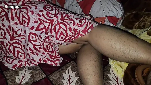 Ateşli orta yaşlı seksi kadınla yatağı paylaşan üvey annemin amcığını keşfediyorum