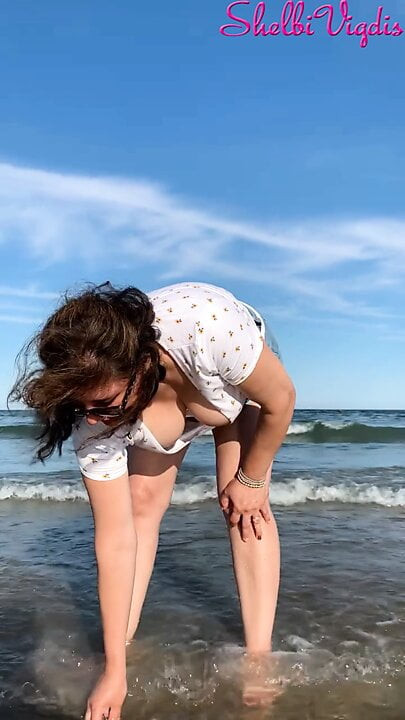 Yanıp sönen memeler ve nip slip on the beach