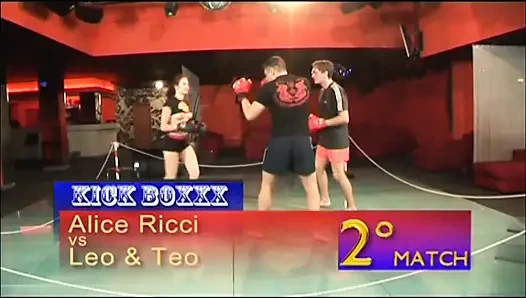 Lezbiyenler öpüşüyor yalıyor parmaklıyor ve büyük yaraklı üçlü sikişiyor