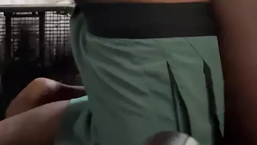 Çimleri kesmem için beni tuttu ve sonunda sikişmeyi bitirdik