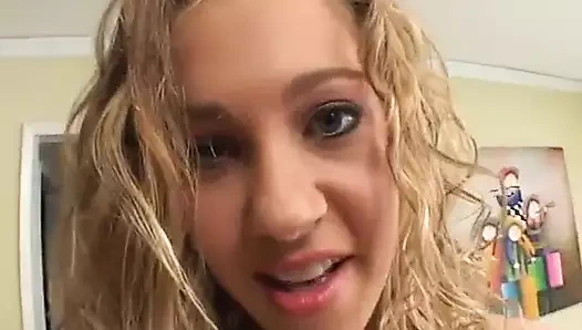 Genç sarışın sert grup sikişiyor ve yüzüne sıcak boşalıyor