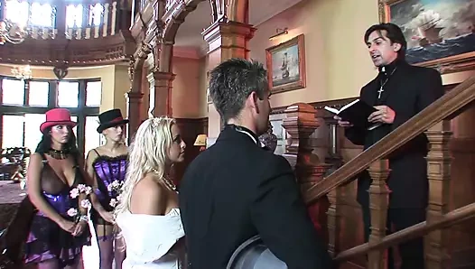 Bugün büyük gün ve Savannah Gold sonunda evleniyor - Savannah Gold jartiyer giyerken anal seks yapıyor