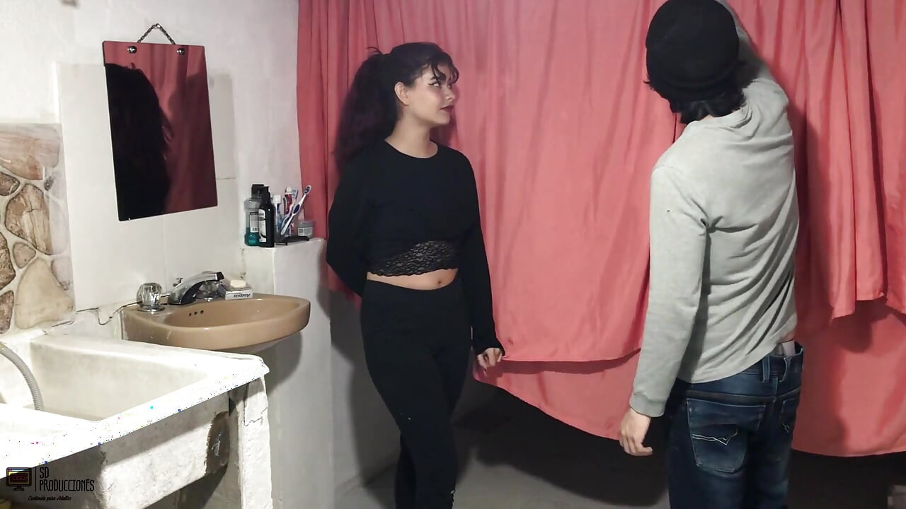 Güzel latin erkek arkadaşının büyük yarağı tarafından birden fazla pozisyonda sikiliyor - İspanyolca porno