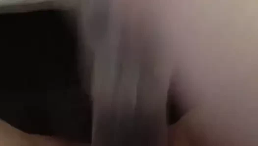 Kleine bitch macht es sich selbst