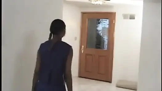 Beyaz adam siyah amigo kızın göt deliğini sikiyor