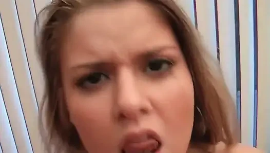 Sarışın orta yaşlı seksi kadın kalın yarak emiyor ve yüzüne boşaltıyor
