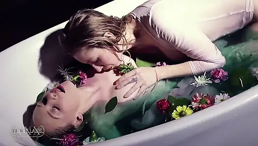 Verronica Kirei ve Athena Rayne lezbiyen