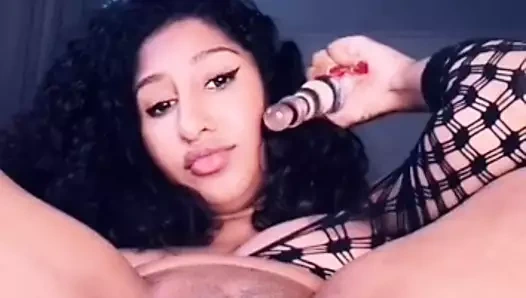 Kahverengi kız usturalı genç kızın götünü dolduruyor