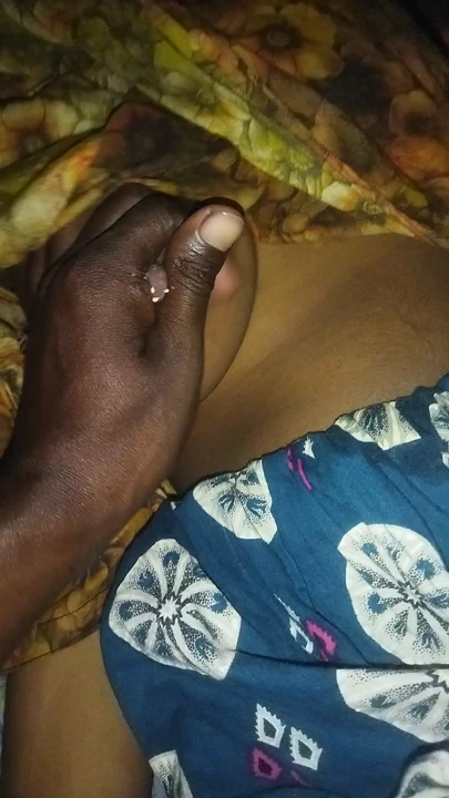 Hintli kız büyük götünü gösteriyor
