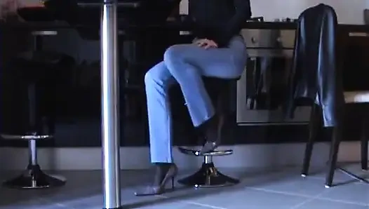 Siyah külotlu çoraplı ve pembe pompalı ayakkabı oyunu