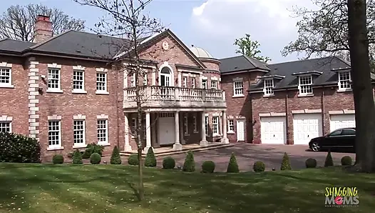 İri göğüslü Carmella Bing lüks bir malikanede sevimli sarışın orta yaşlı seksi kadınla yarak emiyor ve sikişiyor