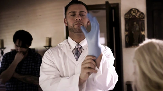 baba ve doktor paylaşılan üvey kızı