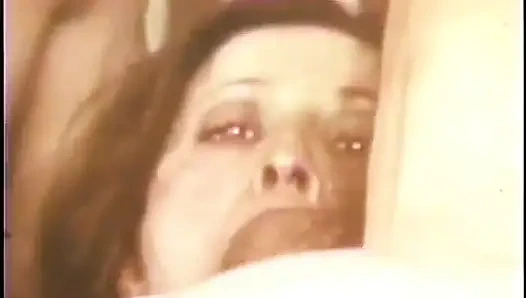 Seksi büyük memeli kıllı amcık yalıyor