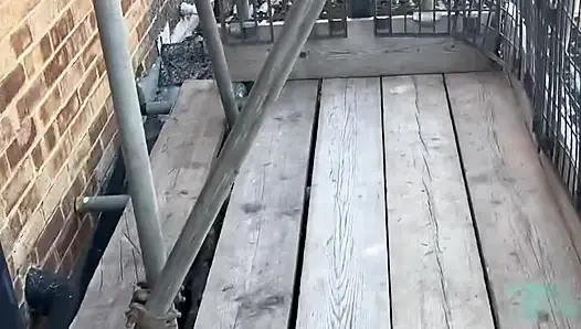 Genç stajyer pencereden gözetleme gösterisini izliyor