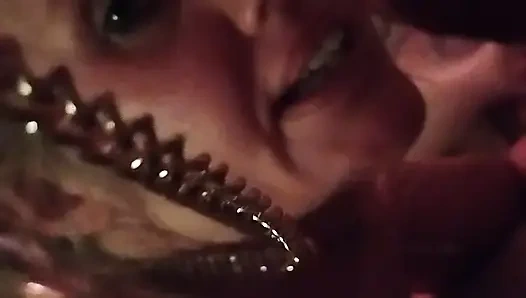 Sürtüğüme yumruk sokuyorum