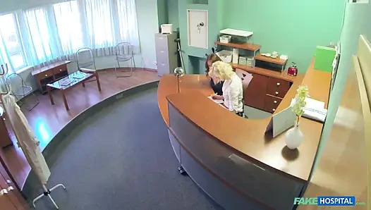 Fake hospital - çarpıcı kızıl saçlı Helen sert seks yapmadan önce hastane ofisinde iş güvenliği için sakso çekiyor