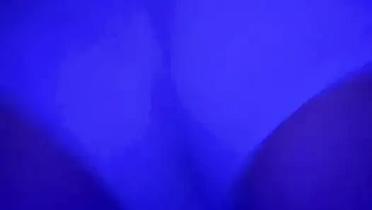 Mavi ışıkta büyük götlü twerk yapıyor