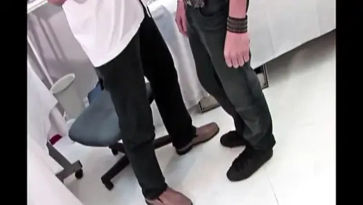 Doktor hastasını boşaltıyor