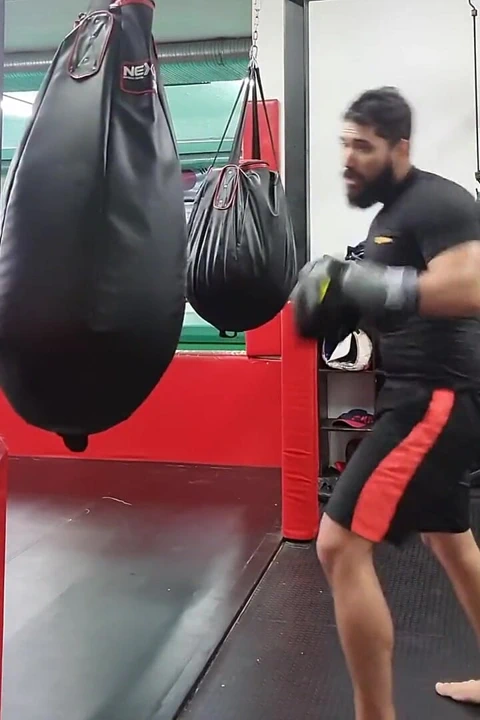 Knockout Fitness: bir yuvarlak ağır çanta boks egzersizi - yumrukla!boks