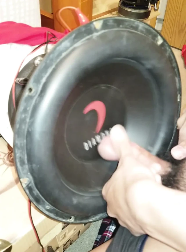 Subwoofer üzerine kocaman boşalma