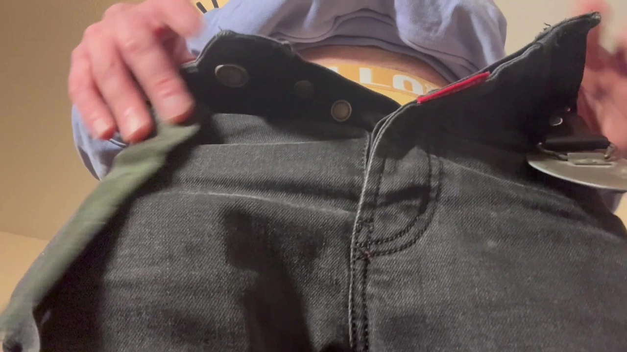 Adam sarkık bir yarağı gösteriyor ve götüyle azdırıyor.