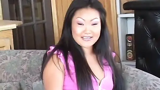 Asyalı kız beyaz bir adama amını yediriyor