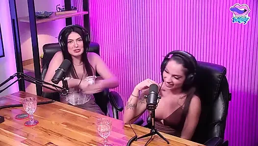 Sevimli iri güzel kadın ve kız arkadaşları fahişelik edepsizce konuşuyor
