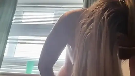 Erkek arkadaşının yarağının üstüne çıkıyor