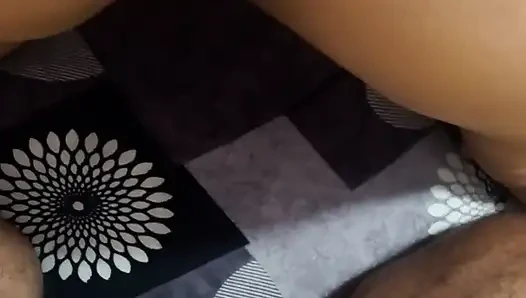 Güzel uzun saçlı esmer genç kız rol oyunu sert anal sikişe yol açıyor