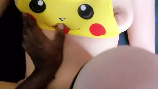 Sıcak fransız kız yapıyor pikachu cosplay Başlarken dövülerek