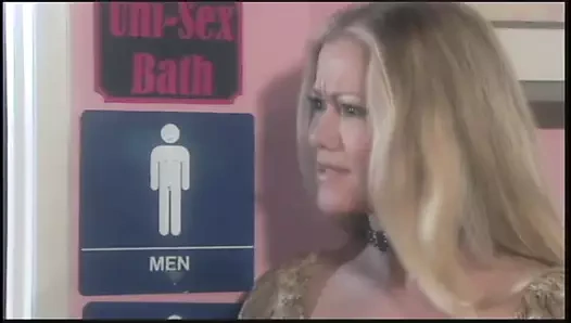 Dinç kel yapımcı bir yıldız olmak isteyen meraklı sarışın bebek için döküm kanepe organize