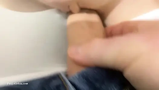 Omg!!! Onun yarağı götüme boşalıyor! Bunu bana metroda yaptı!