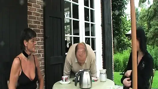 Yaşlı dede torununu sikiyor ve sonra nine ve arkadaşı ona katılıyor