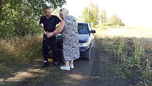Herkesin içinde doğada yazdı, bir komşusunu ağzından sikti ve dölle doldurdu