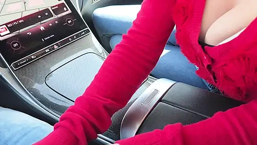 Büyük memeli evli kadın arabada sikimi emiyor ve tüm dölleri yutuyor