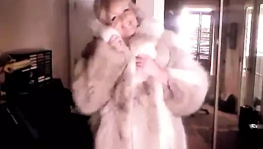 Onun kurt kürk ii gösterilen seksi kadın